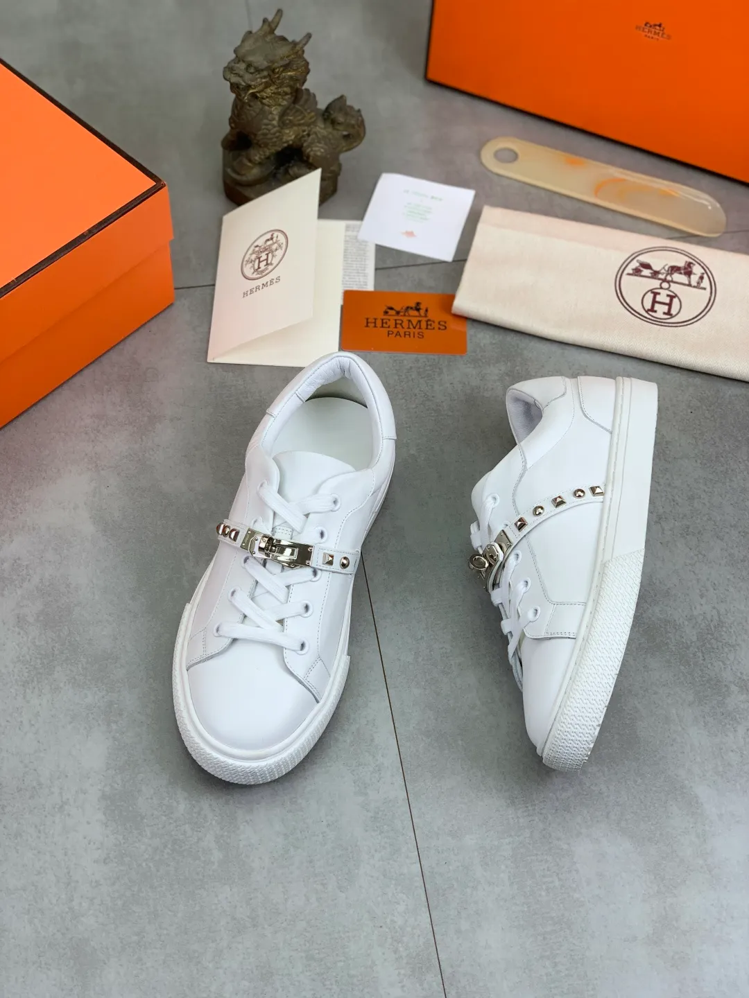 Men's men's shoes 💰P640 New Hermes top version Hermès classic couple style #𝐊𝐞𝐥𝐥𝐲 buckle casual white shoes skateboard shoes that will not conflict with shoes at all. Full of unknowns, Hermès rarely produces flat casual shoes and they are paired with classic palladium-plated Kelly shoe buckles! You'll fall in love with it at first sight. It's super versatile and can be worn with any skirt or pants. 🉑️Close your eyes and wear it. It's super noble. Fabric: Specific cowhide/canvas material. Lining: Sheepskin lining. Outsole: Original molded TPU outsole. Size: 35-45.